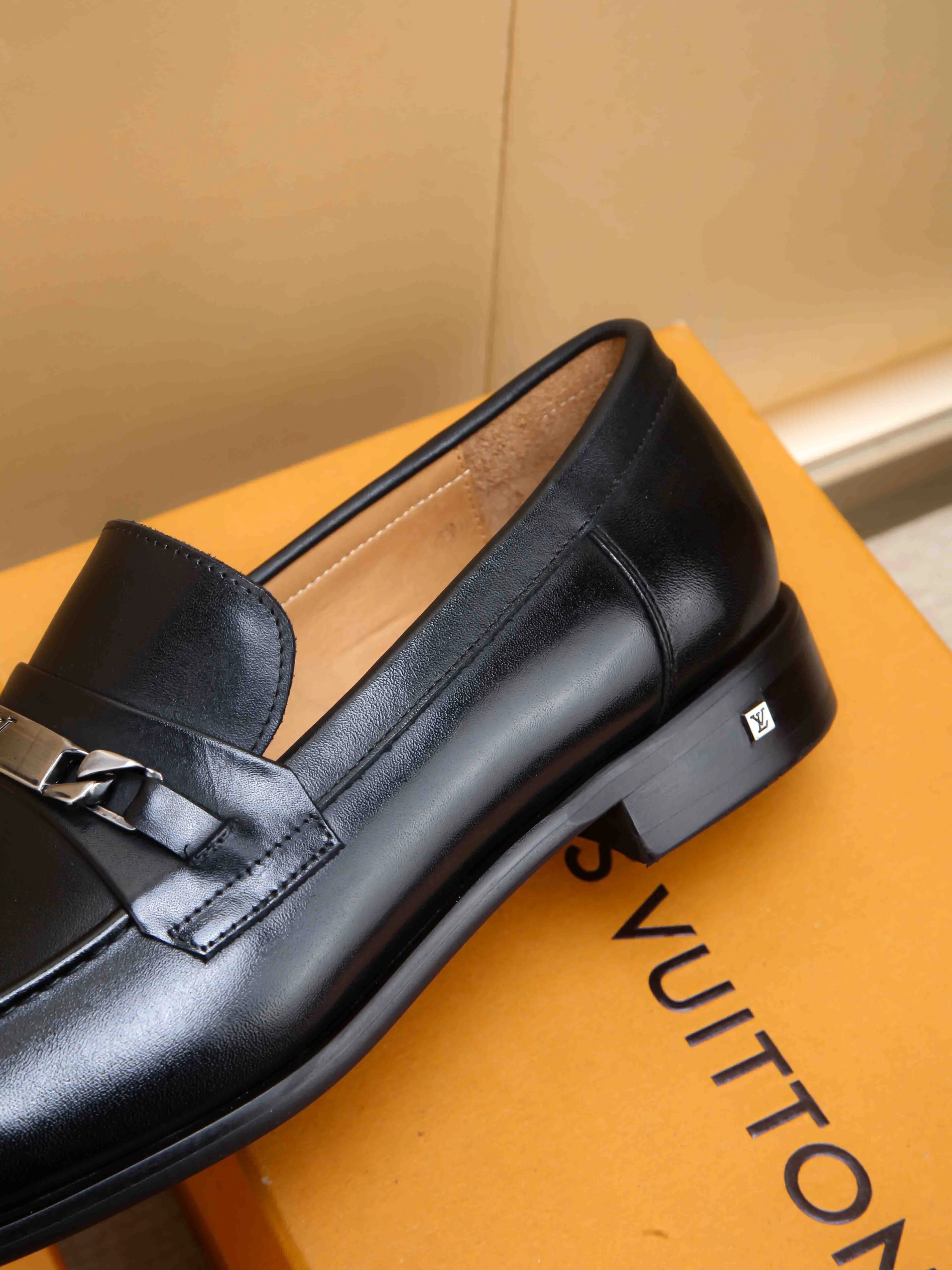 Men's shoes 💰 460 💰 Louis Vuitton LV ® 🆕 model 🔛Full shoe counter, first layer cowhide, 🐂leather lined casual shoes for men, super soft outsole, essential for driving. Counter synchronization, original first layer cowhide, completely 1:1 mold customization🌹top version, color optional! Number: 39-44 (customized at 38.45)
